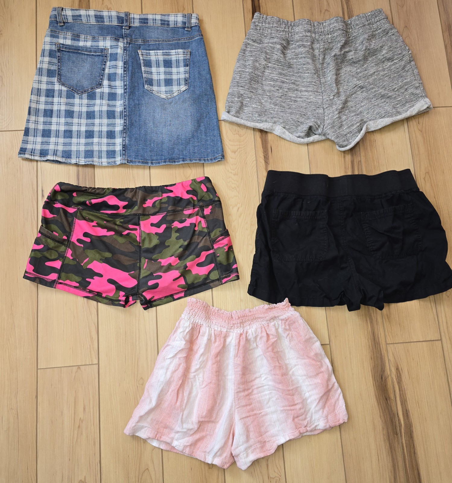 Womens XL short Bundle/ 1 skirt 