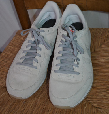 Nike Venture Runner CW7635-001 Men s Size 13 Light Gray Suede Retro Shoes 571
