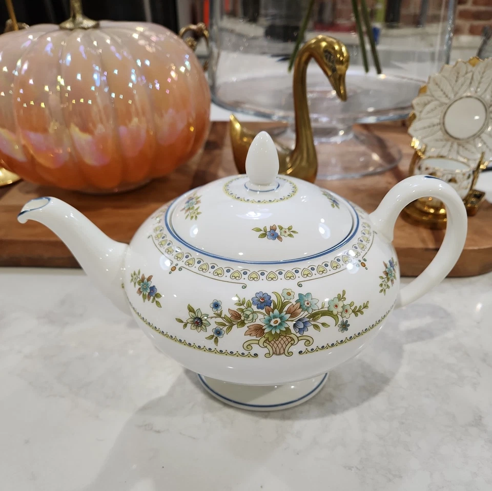 Tetera Wedgwood Bone China Hecha en Inglaterra Petersham 6" Alto Diseño Floral Foto 3 de 4