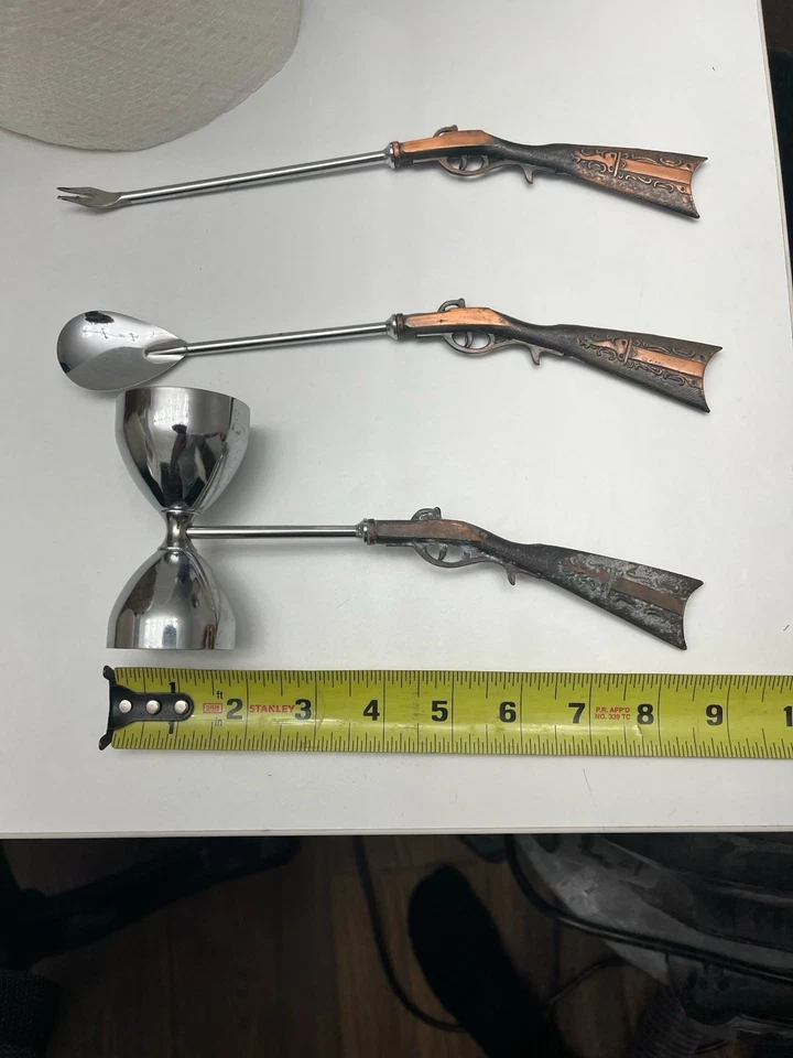 Juego de herramientas de bar de colección pistola decorativa hombre cueva bar lote Foto 2 de 3