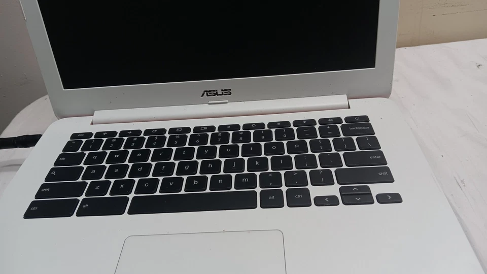 Lote de 2 Notebook Laptop ASUS C300S 13.3" Pantalla LCD Intel Celeron Para Piezas Foto 3 de 4