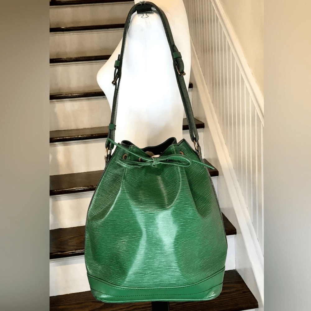 LOUIS VUITTON Borneo Green EPI Leather NOE Bucket Drawstring  display picture 2