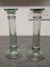 2 Kerzenst&auml;nder Vintage gr&uuml;n Glas gepresst. 8 Zoll gro&szlig;. Preloved.