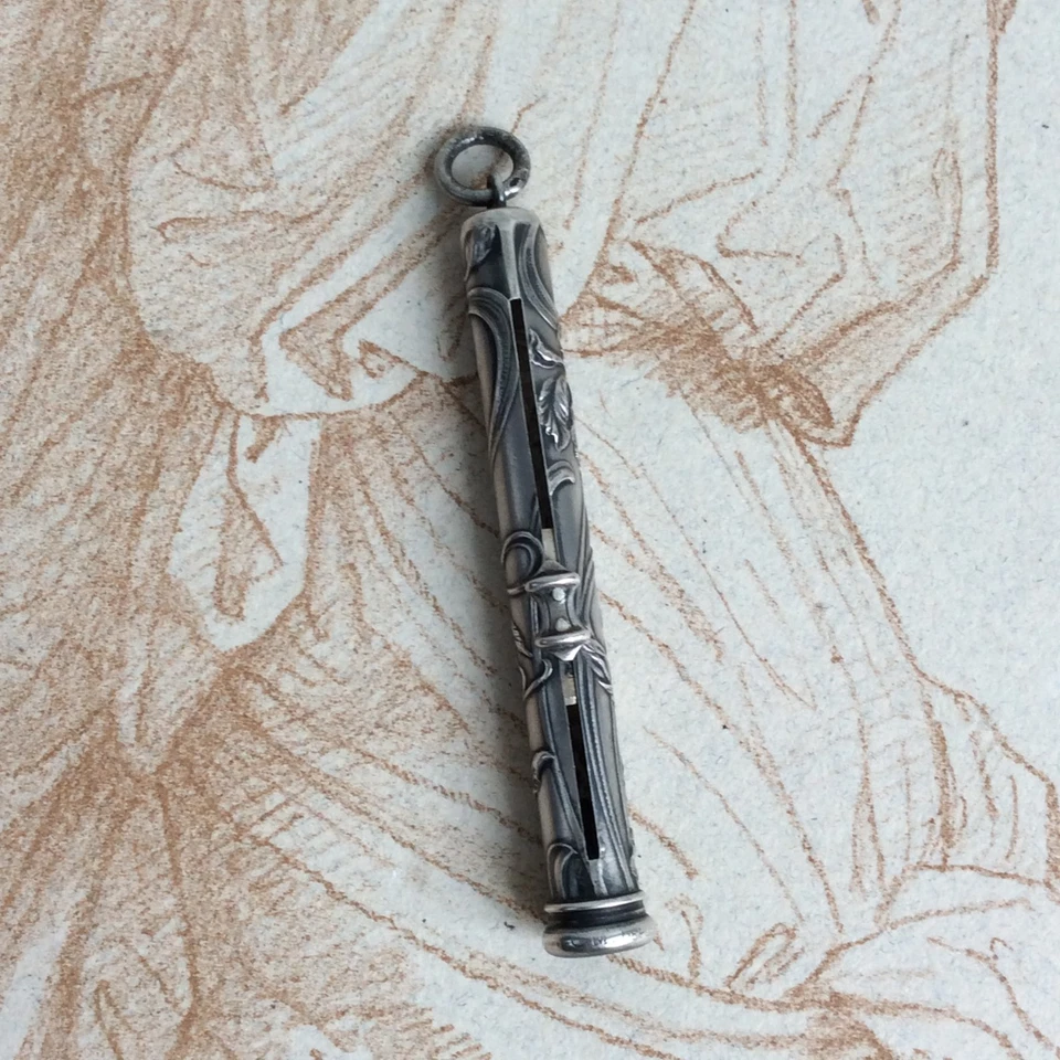 Ancien Porte Crayon Décor d'IRIS Argent Epoque 1900 Art Nouveau - Photo 3/4