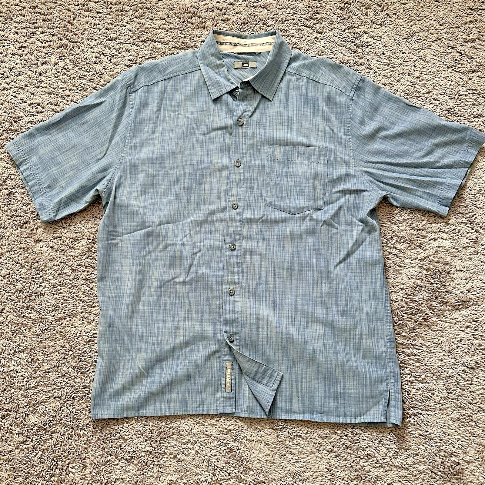 REI Men's Blue Chambray Button Up Short Sleeve Fishing Hiking Shirt Size Medium