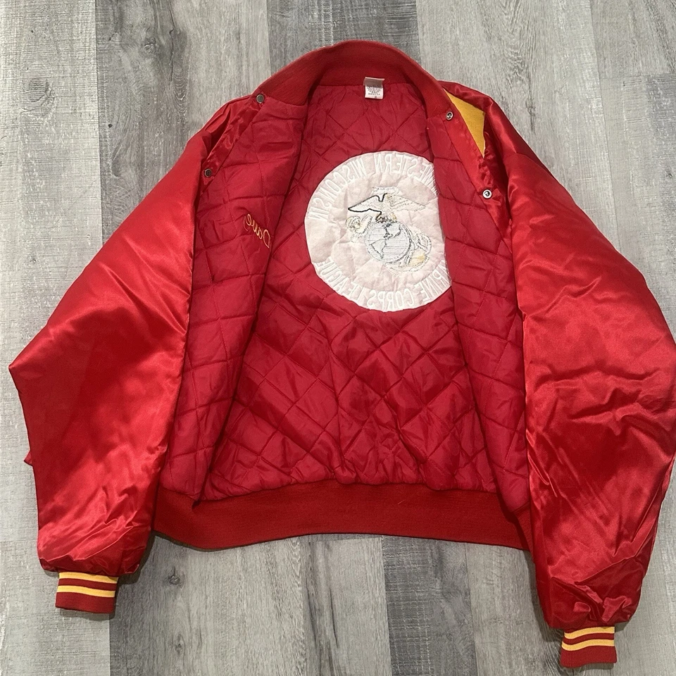 Chaqueta de bombardero vintage roja satinada de los marines de Estados Unidos frontal a presión talla XL forrada con edredón Foto 4 de 4