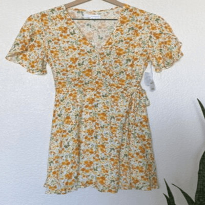 Coco + Jaimeson Floral Wrap Dress Flutter Sleeves Romantic Yellow Size Small New
