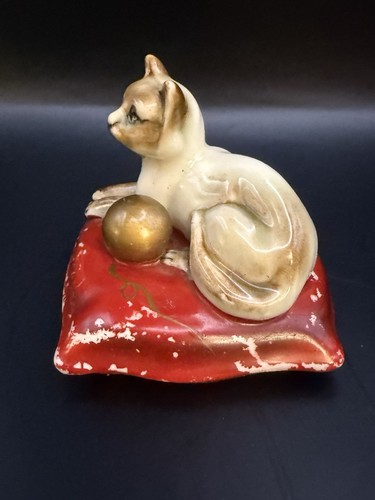 Estatuilla de banco de monedas de gato de cerámica vintage de Japón sobre almohada roja de mediados de siglo - Imagen 4 de 5