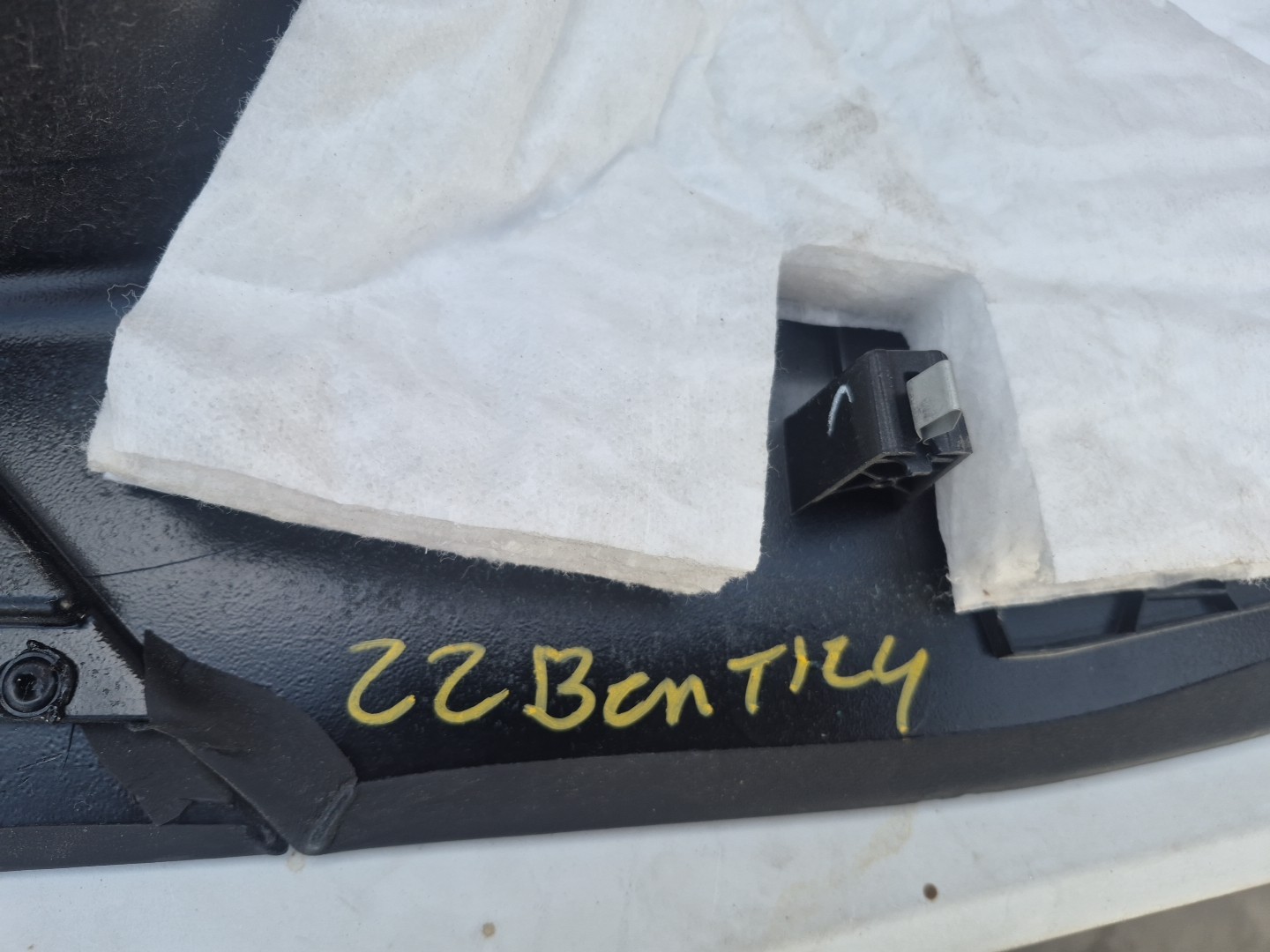 20-24 Bentley Flying Spur Right B Pillar Trim  3SE867298A **READ**