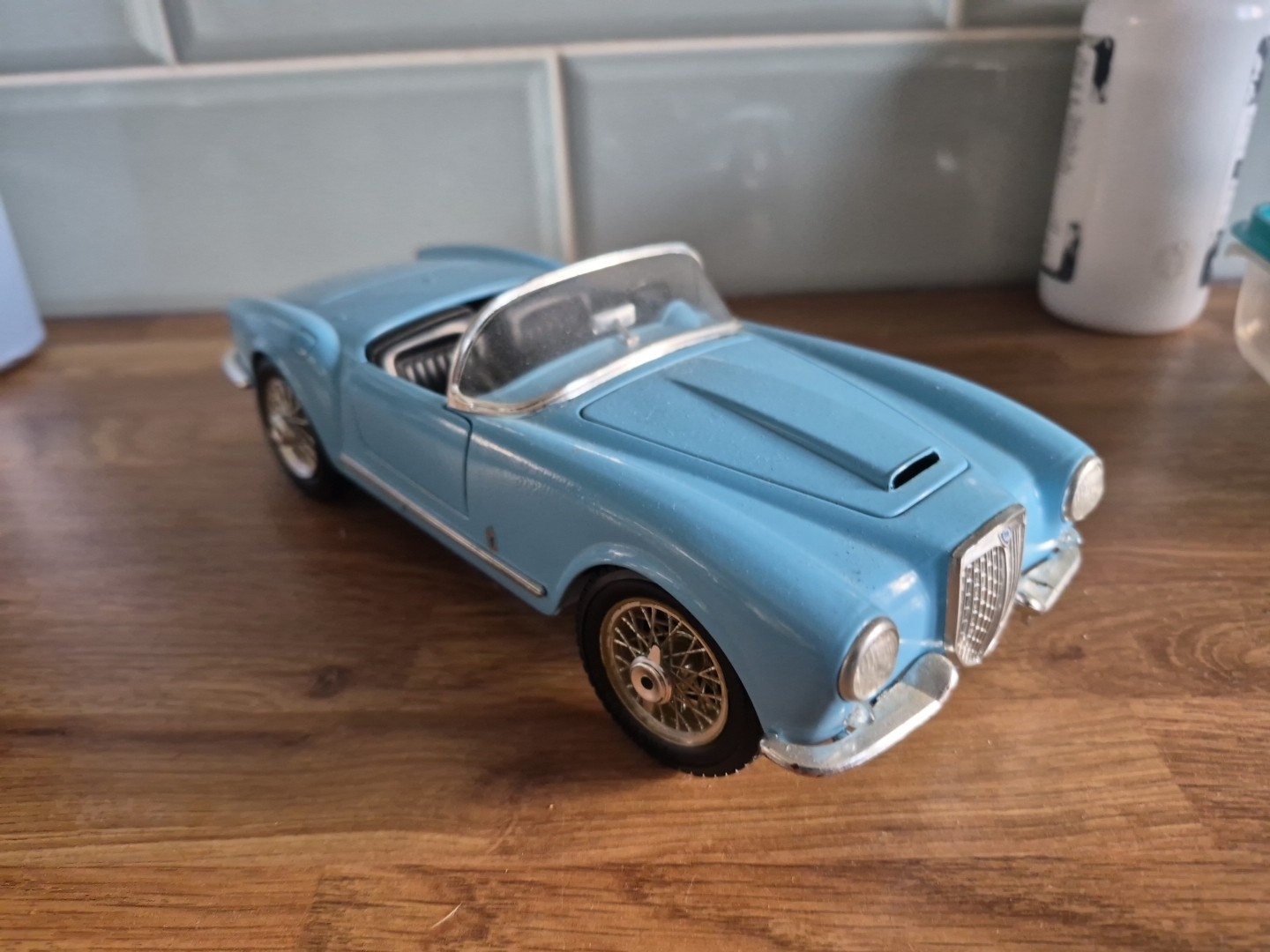 Burago 1/18 Scale Diecast 3010 - 1955 Lancia Aurelia B24 Spider - Blue