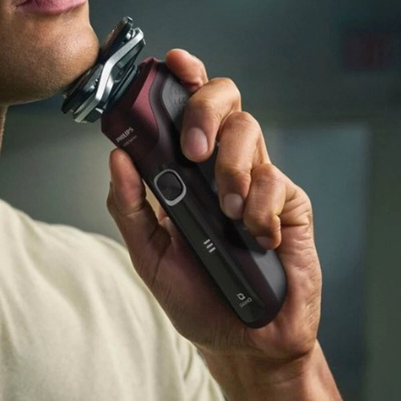 Afeitadora eléctrica en seco y húmedo Philips Premium Series 5000 con sistema SkinIQ V-Track Foto 4 de 4