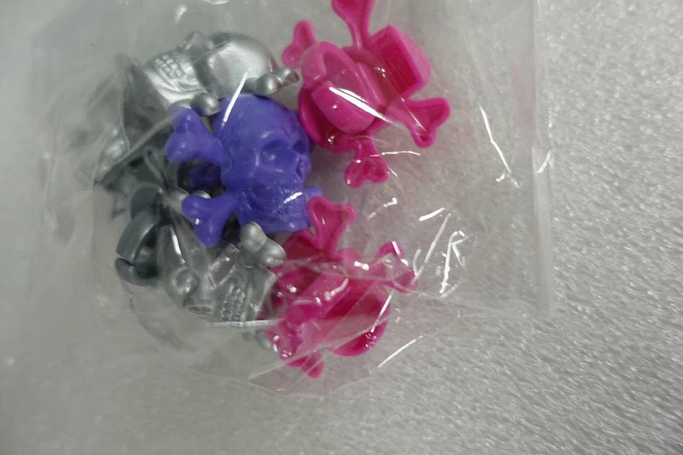 DecoPac Calavera y Huesos Cruzados Cupcake Anillos, 7 ct / Rosa / Morado / Gris Foto 2 de 4