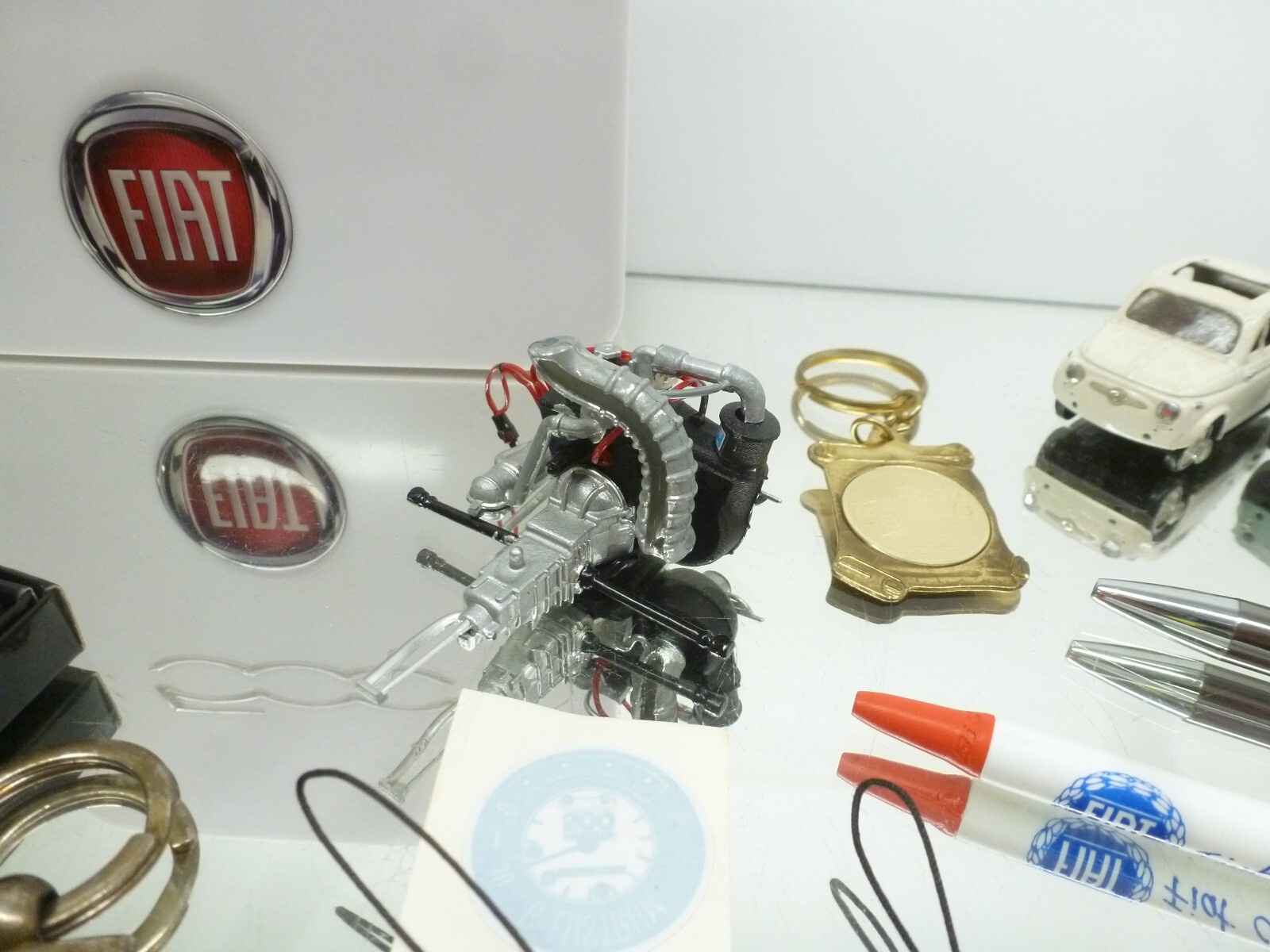 Foto 4 van FIAT 500 MERCHANDISE COIN+PENS+MODELS+KEYCHAIN+VALVE CAPS+ENGINE MODEL - IN BOX