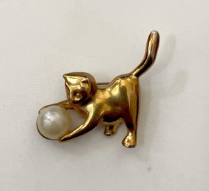Vintage Gold Tone Cat Brooch Pin with Faux Pearl Ball, Metal