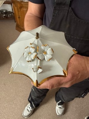 Capodimonte Porzellanfigur Regenschirm weiß/gold, Blumen, Metall, Stempel