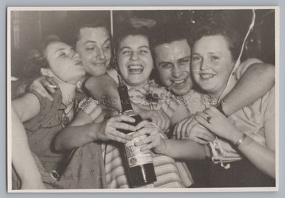 junge Frauen und Männer haben Spaß mit Flasche Alhohol 1952 - Altes Foto