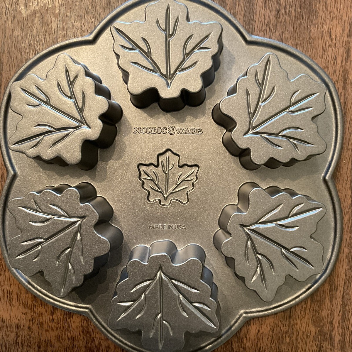 Nordic Ware Maple Leaf Muffin Pan 6カップ Nordic Ware Maple Leaf Muffin Pan Cast Aluminum 6 Cups Non-Stick