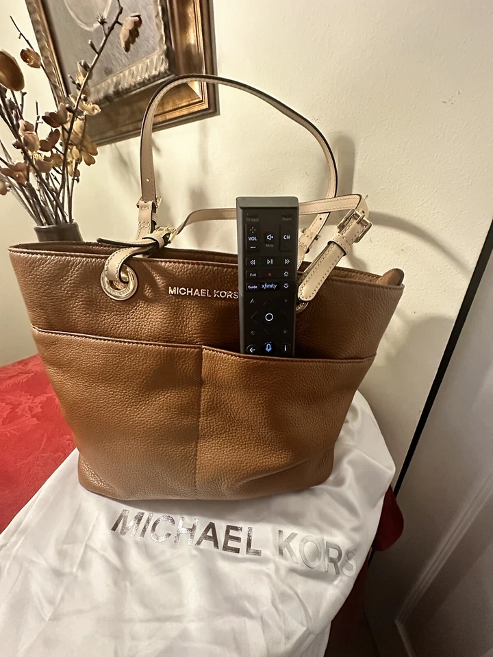 Bolso de Hombro Michael Kors Bedford Cuero Guijarro Bolsillo Medio Marrón Foto 2 de 4