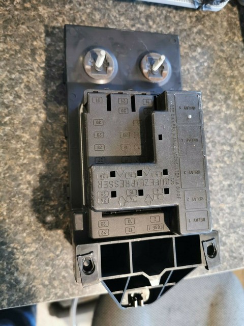 1997-1998 FORD F150/F250 FUSE BOX BLOCK + GEM F85B-14A067-BA & F75B