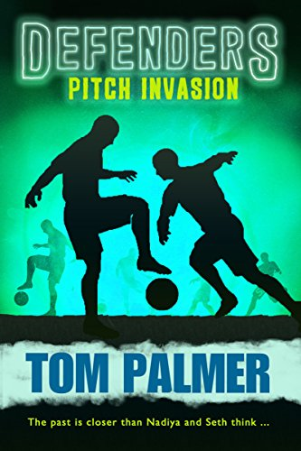 Pitch Invasion: (Dyslexia-friendly): Book 3 (Defenders) - Palmer, Tom