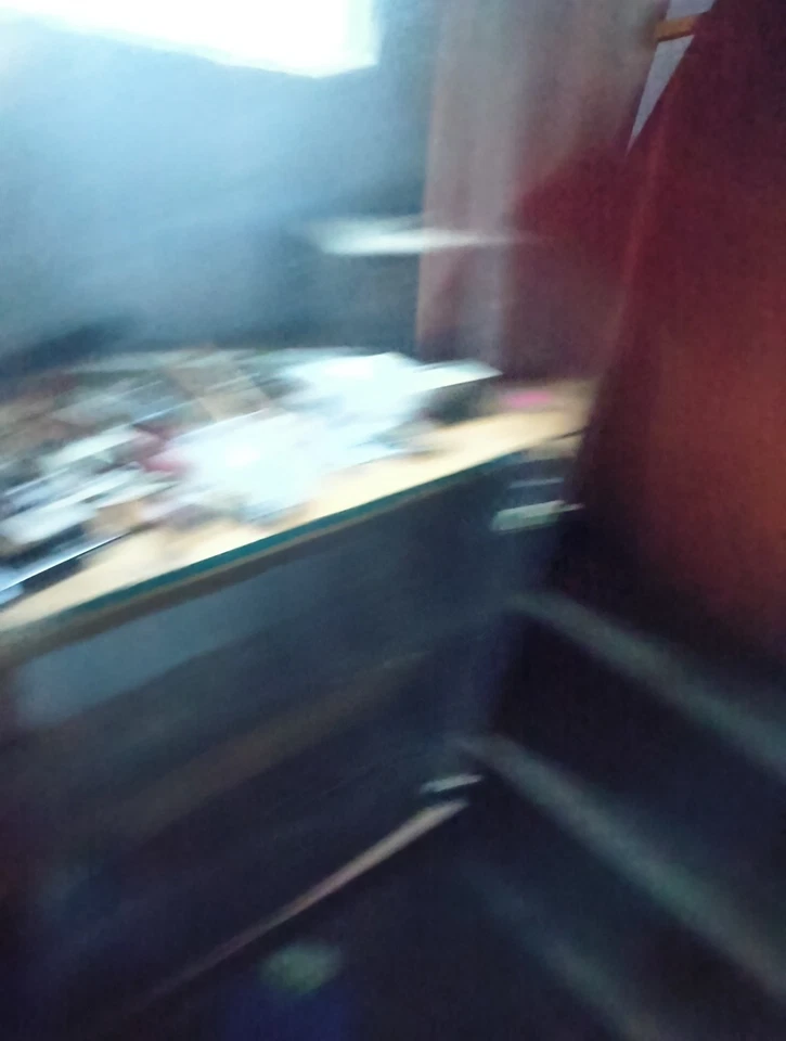 Vitrine preta com prateleiras de vidro - Imagem 4 de 4