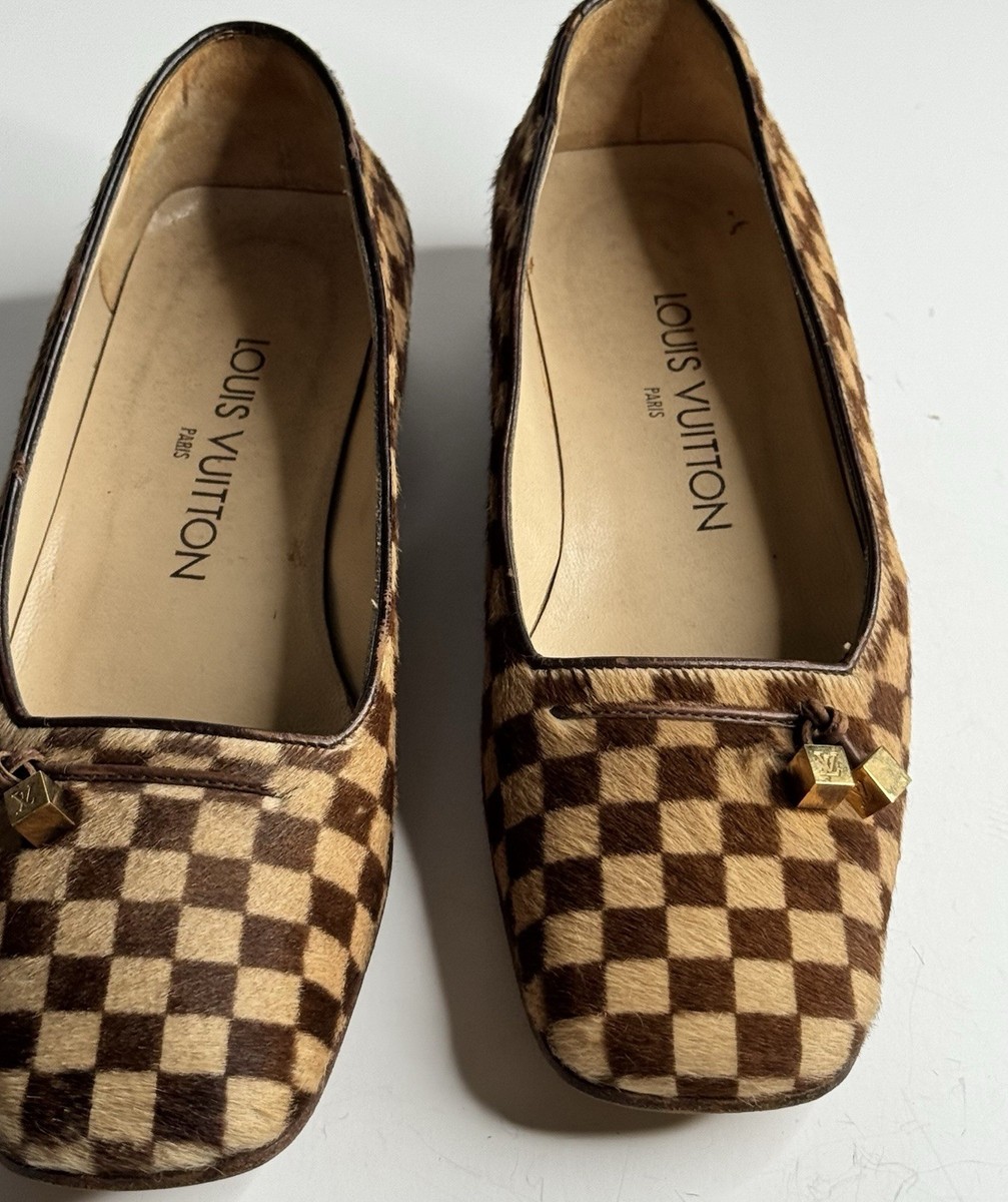 LOUIS VUITTON ヴェルニ パンプス フラット 金具 ローファー ロゴ Louis Vuitton flat shoes in luxurious honey-colored leather with
