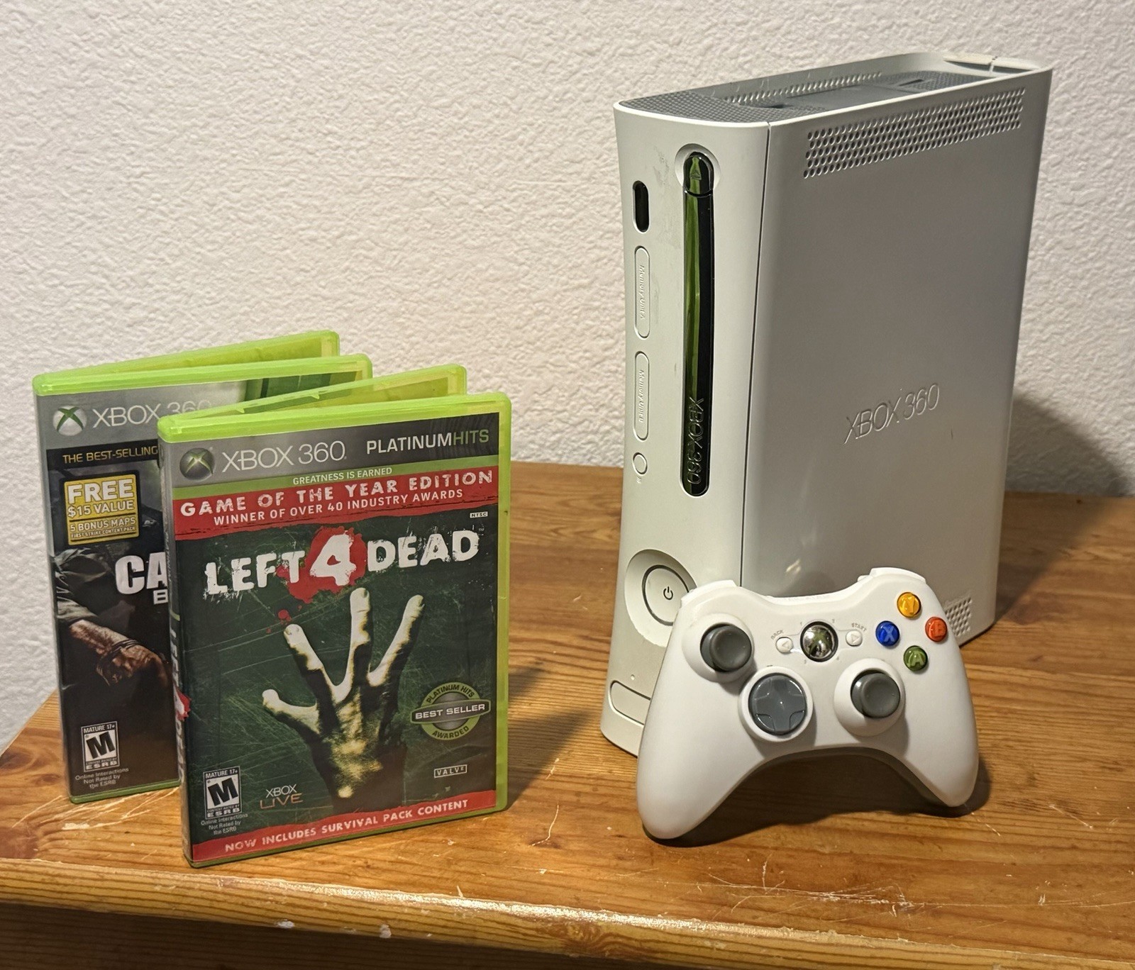 Xbox 360 White (No Hard Drive) With 2 Games And 1 Controller (LOUD FAN)