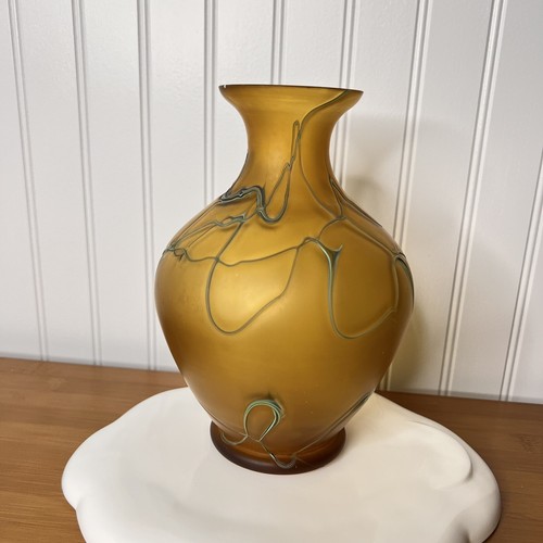 Bohemian Czech Satin Honey Amber Art Glass Vase w Green Threads c 1900-1940 8.5“ - Picture 2 of 8