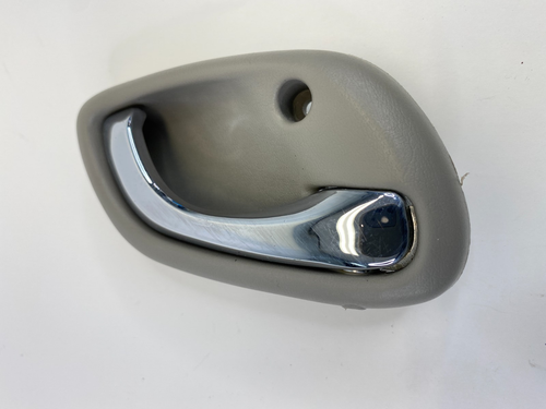 2003-2006 Suzuki XL-7 Front Right Passenger Side Door Interior Door Handle Assy - Picture 3 of 10