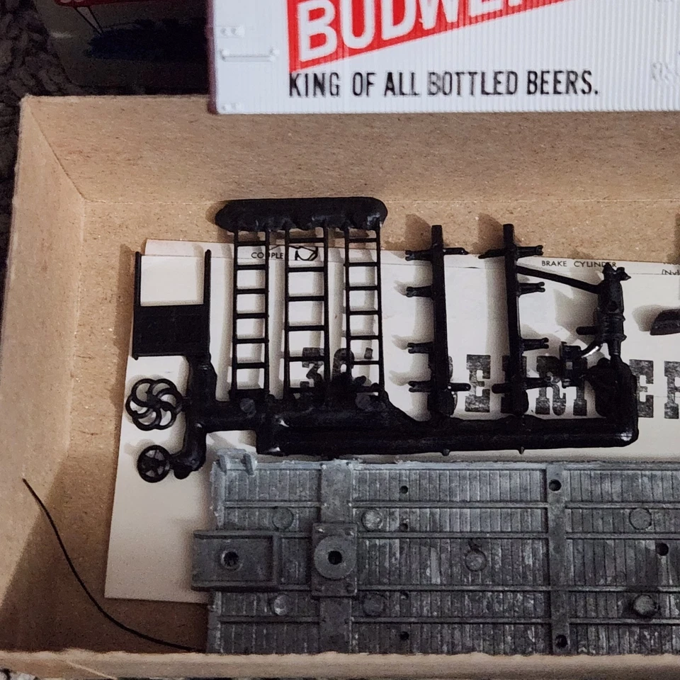 Roundhouse HO Scale Budweiser Beer Billboard Reefer Unbuilt Model Train Kit NEW - Image 4 of 4