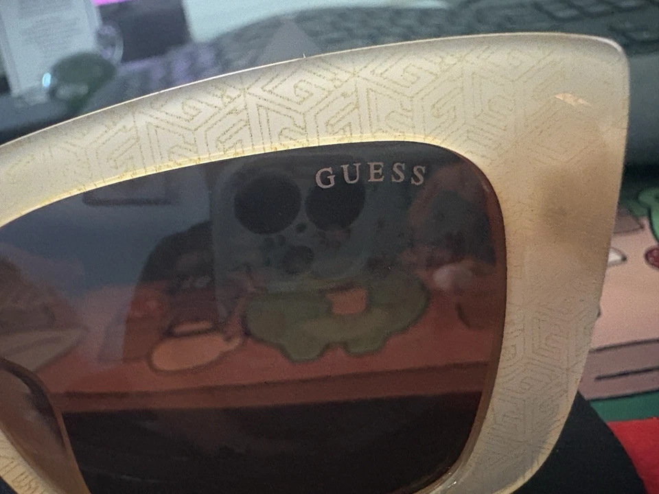 Gafas de sol Guess con lente degradada que incluye estuche y paño antipolvo 55/17/140 Foto 2 de 4