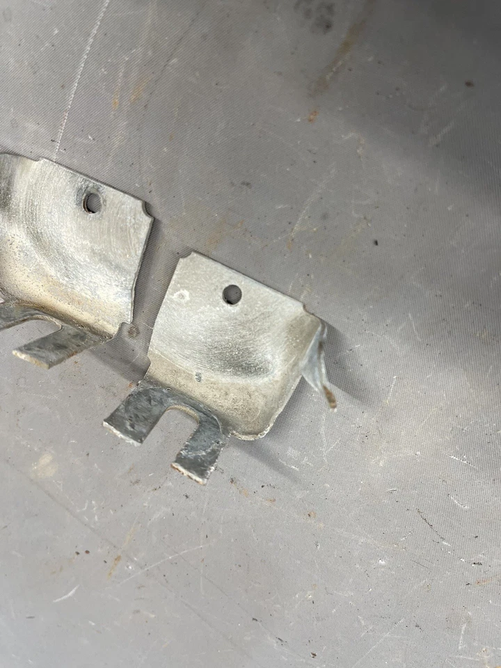 GTO 442 1967-1972 Chevy Impala Chevelle Ventilación Ventana Soportes Puerta Panel Retenedor Foto 2 de 4