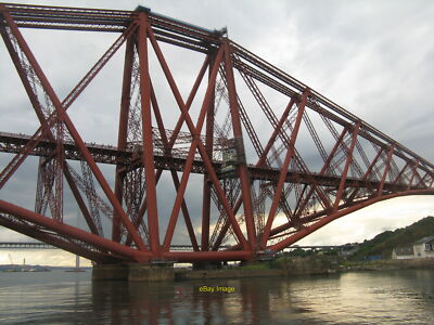 Foto 6x4 Die Forth Bridge - nördliche Spannweite mit einem Haus am Battery Point c2013