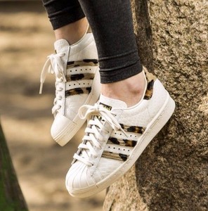 حدس دبوس فرع adidas superstar animal 