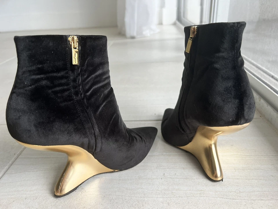 Salvatore Ferragamo Botines de Terciopelo con Tacones Esculpidos, 6 1/2C, Negro Foto 4 de 4