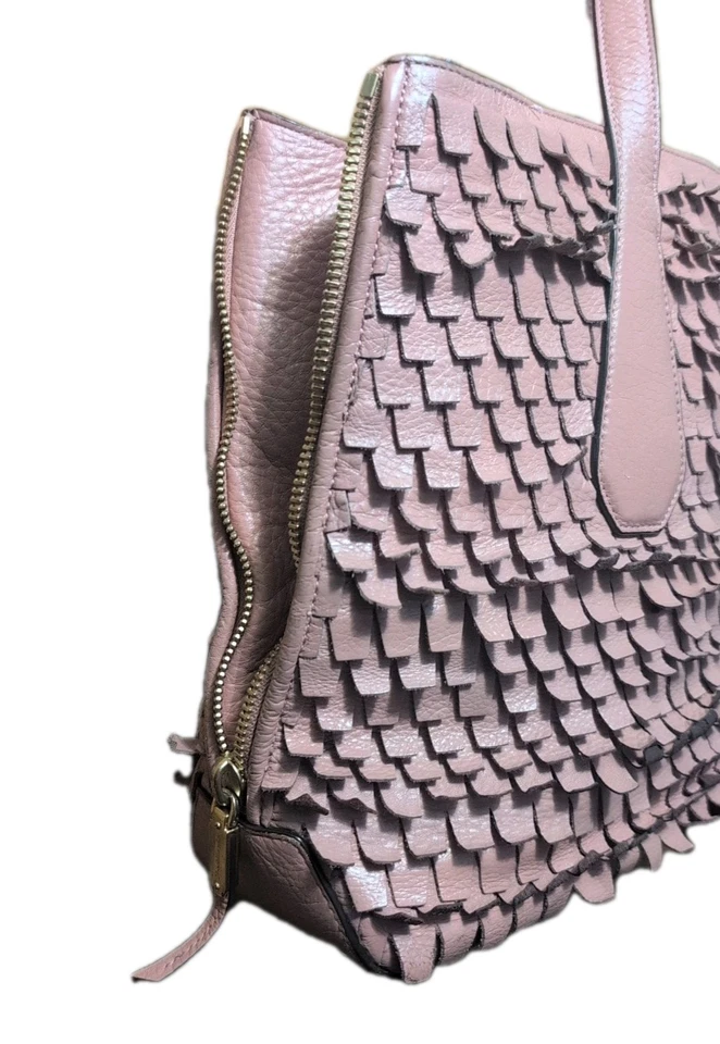 BOLSO DE MANO HENRI BENDEL CARRYALL FLECOS ROSA SUAVE ¡PREMADO HERMOSO!  Foto 3 de 4