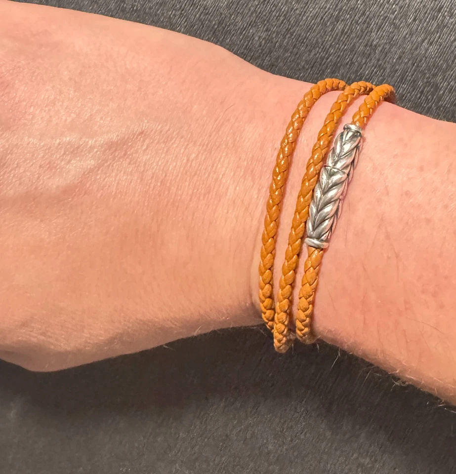 Brazalete David Yurman Chevron Triple Envoltura Cuero Tostado en Plata de Ley - S Foto 2 de 4