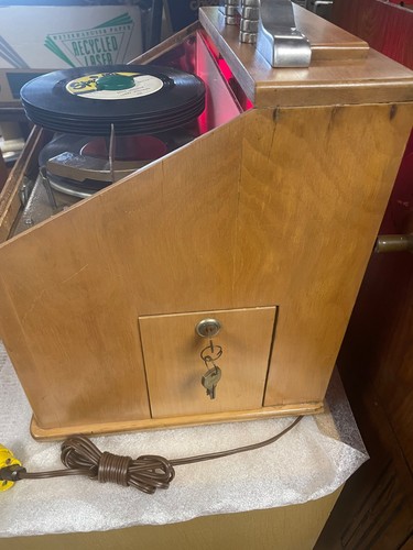 Vintage 1950's Ristaucrat Coin Op Tabletop 45 Record Juke Box