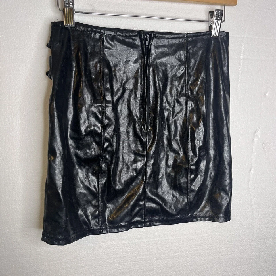 Винтажная черная мини-юбка из искусственной кожи с боковыми пряжками размер 3 - Изображение 3 из 4