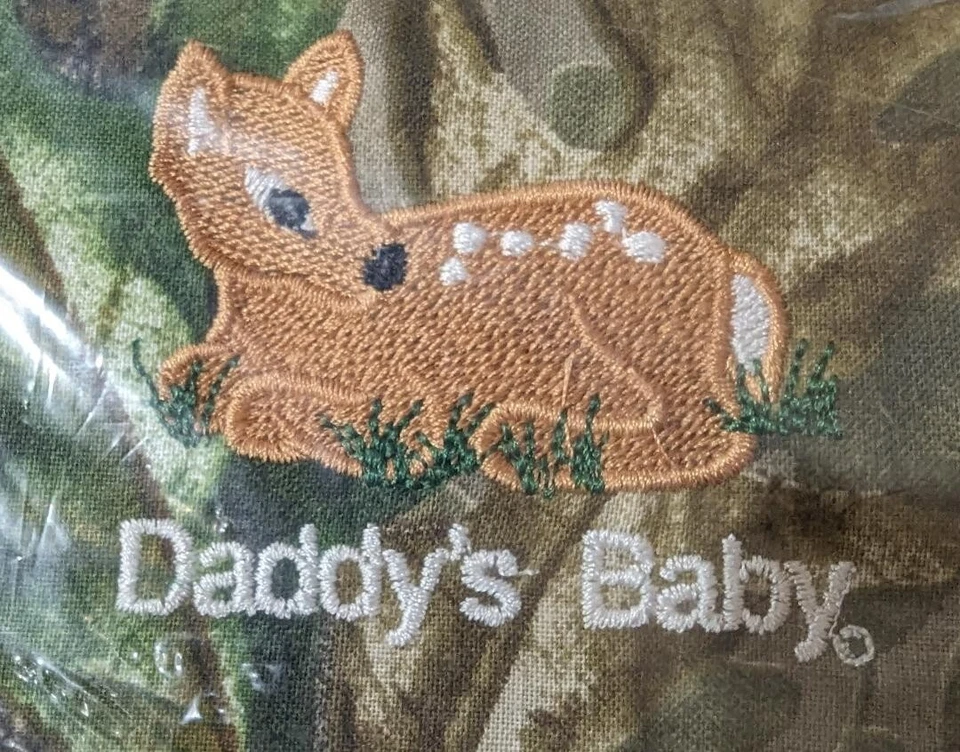 Almohadilla para cabecera de cuna Realtree camuflada para bebé niño pequeño - Daddy's Baby Deer Foto 2 de 2