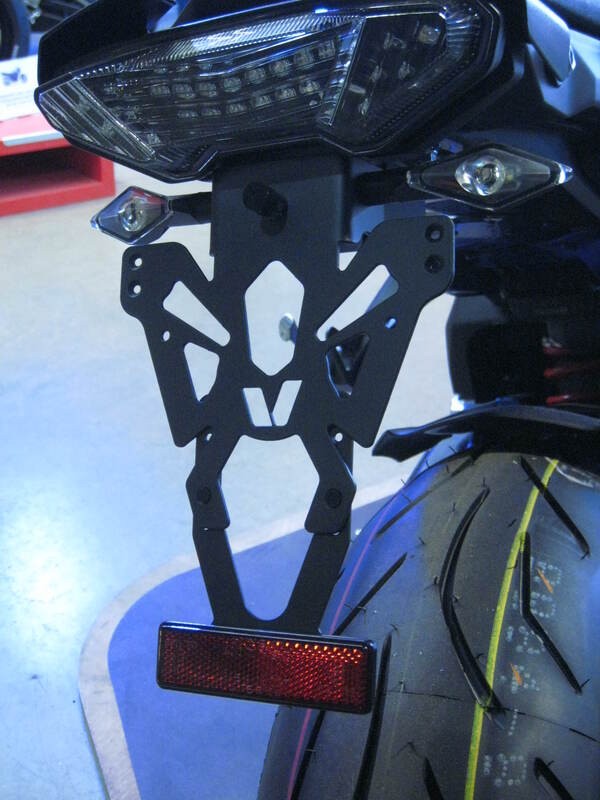 Support de plaque V PARTS noir pour moto Yamaha MT-09 avec fixations d'origine incluses