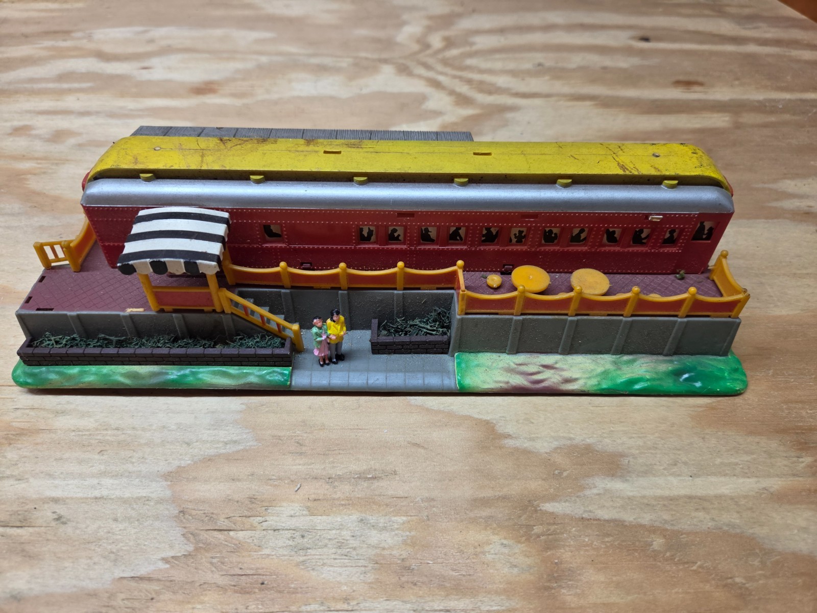 Vintage HO Scale Railroad Diner Restaurant Lighted Building w/ Figures ...