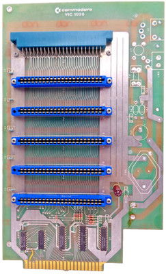 COMMODORE VC-20 / VIC-20 -- MODULPLATINE VIC-1020 TEILBESTÜCKT (COMMODORE)