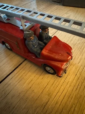 CIJ CAMION DE POMPIER AVEC ECHELLE REF 3/30 AVEC POMPIERS PLOMB MADE IN FRANCE - Photo 1/4