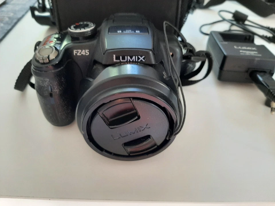 Panasonic LUMIX DMC-FZ45/DMC-FZ40 14,1 MP Digitalkamera - Schwarz, Foto 2 von 2