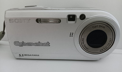 Digitalkamera Sony Cyber-shot DSC-P100  5.1 MP - Carl Zeiss Vario-Tessar - Silb.