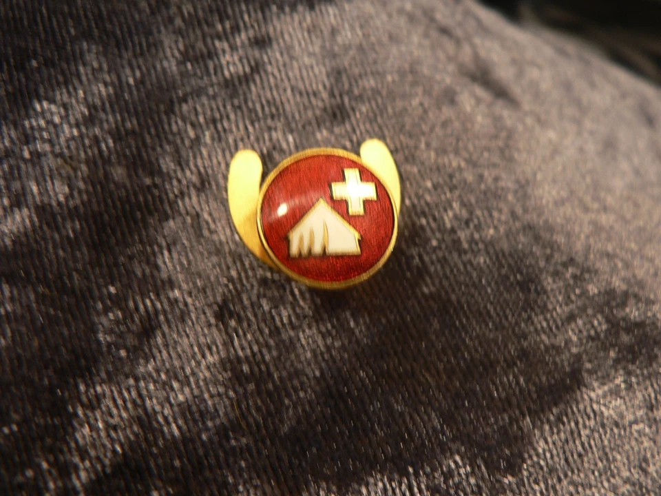 SCHWEIZ, Abzeichen / Knopflochstecker: Schweizer Kreuz + Zelt auf rot, HUGUENIN - Bild 2 von 4