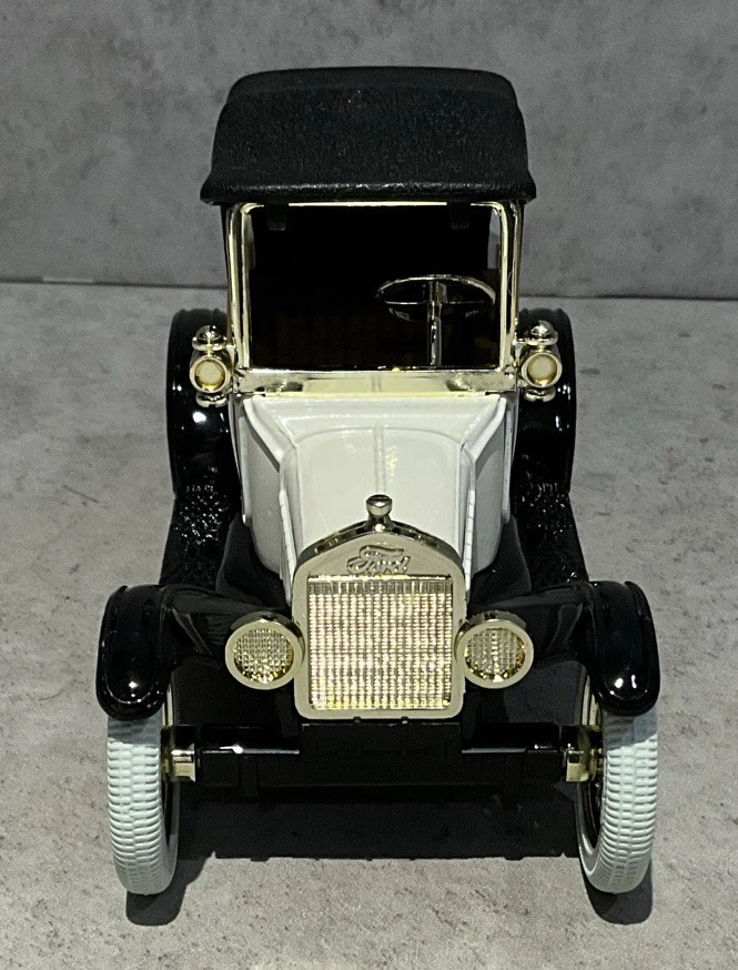 1918 Ford Runabout Champion Spark Plugs Ertl 1:25 Diecast Bank - Image 3 of 4