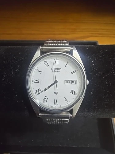 Seiko SQ Quartz 5Y23-8A11 A4 Vintage Men’s Watch Day Date White Roman Dial