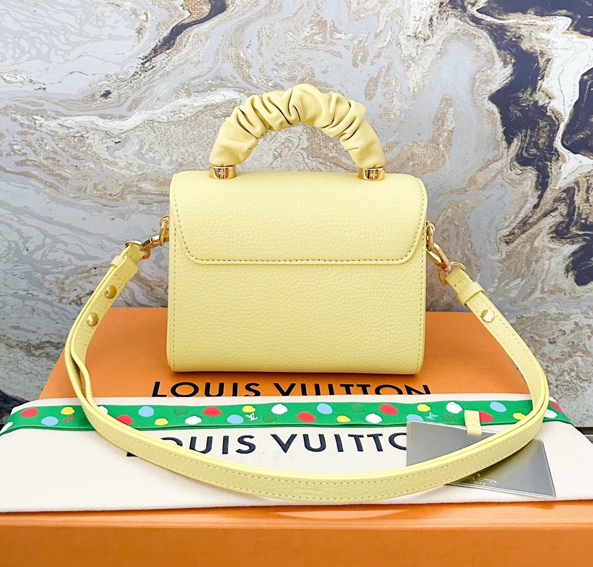 Louis Vuitton イエロー 円筒型 ハンドバッグ Louis Vuitton Twist PM One Handle Scrunchie Yellow Calfskin